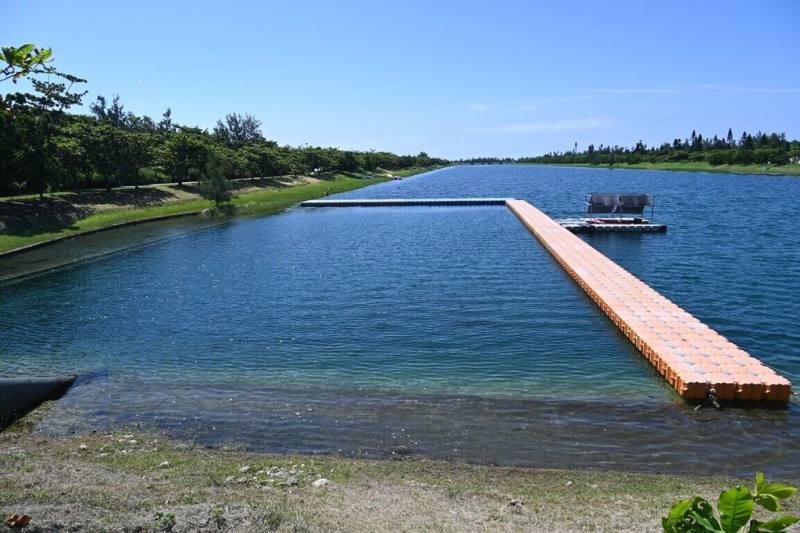 台東縣政府24日正式宣布，從7月1日起至9月底，試辦活水湖戲水區開放游泳，後續將視執行成效研議定期開放可行性。（台東縣政府提供）