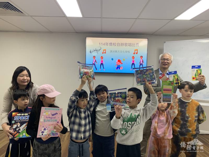 澳洲東方文化學校舉辦歌唱比賽，校長簡明輝與得獎學生合影