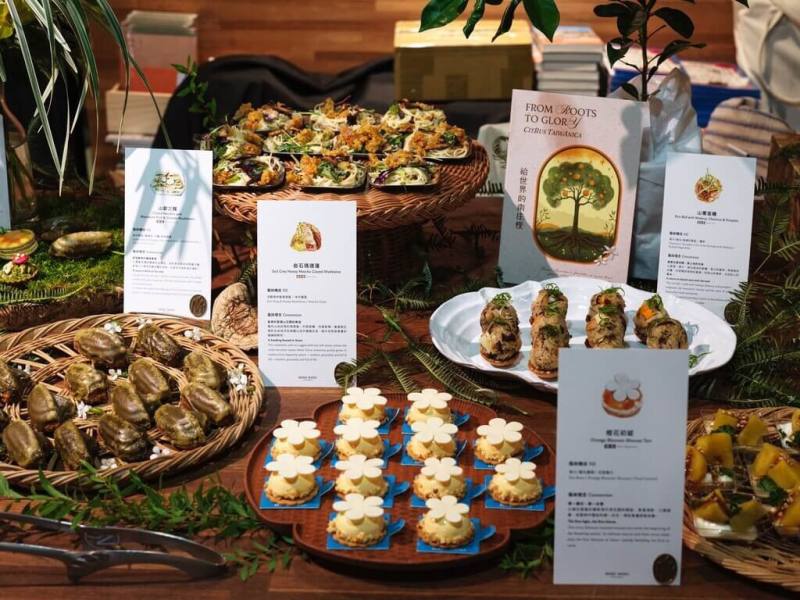 農業部林業及自然保育署23日舉辦「給世界的南庄橙」分享會，展示近年推動南庄橙從保種復育、文化重現到國際交流的成果，即日起也在台北Boven雜誌圖書館舉行展覽，推出南庄橙果醬限定餐點，邀請民眾體驗南庄橙的風味與故事。（林保署提供）