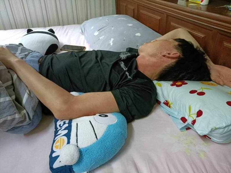 有民眾睡覺時習慣雙手往上擺舉過頭，隔天醒來手臂麻；南投醫院提醒，手臂神經通路被壓到，雖然變換姿勢及按摩可緩解，若時間久仍可能會損傷神經。（南投醫院提供）