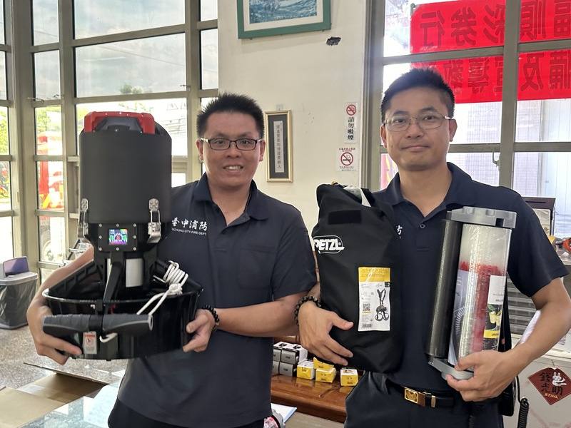 台中市東勢區42名民眾集資大樂透包牌中了頭獎，捐款部分獎金給台中市消防局第二救災救護大隊救災裝備。