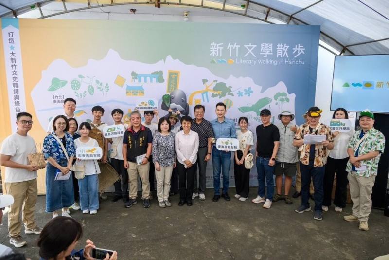 清華大學啟動「新竹文學散步」活動，23日宣布增加5條新路線，客委會主委古秀妃（前中白衣者）與清華副校長呂平江（右8）等人出席。（清華大學提供）