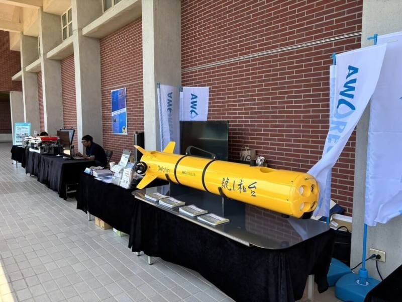 海洋委員會國家海洋研究院攜手國立中山大學海下科技研究所，24日在中山大學辦理「2025水下遙控無人載具（ROV）人才培育論壇」，會場展示國產ROV裝備、實作影片及體驗設備操作，讓與會者瞭解ROV專業認知，促進人才培育契機。（國海院提供）