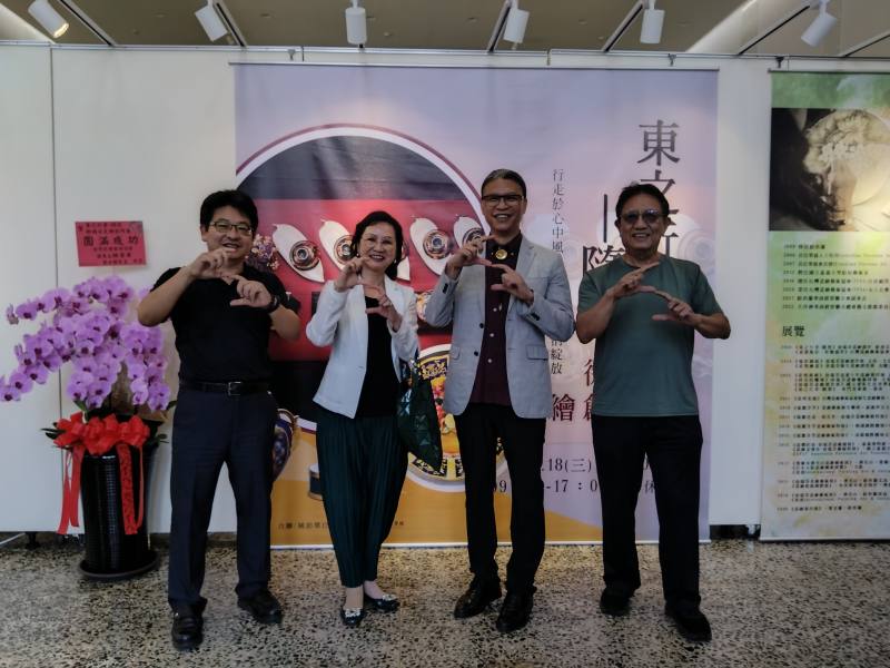 竹美館葉于正館長(左1)與藝術家徐瑞芬(左2)工藝中心陳殿禮主任(右2)台灣新日化股份有限公司張志毓董事長(右1)在東之行者隨想徐瑞芬瓷繪創作展場合影
