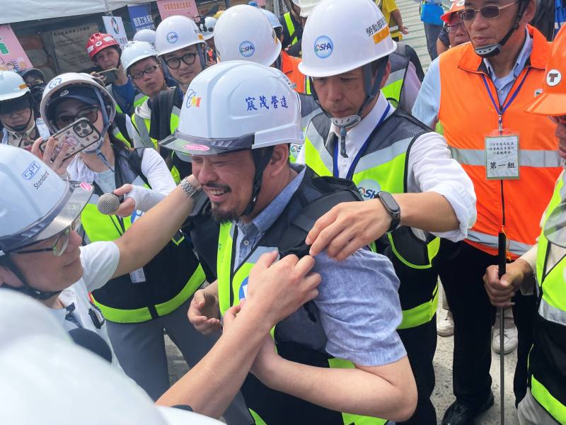 洪部長試穿個人降溫防護具