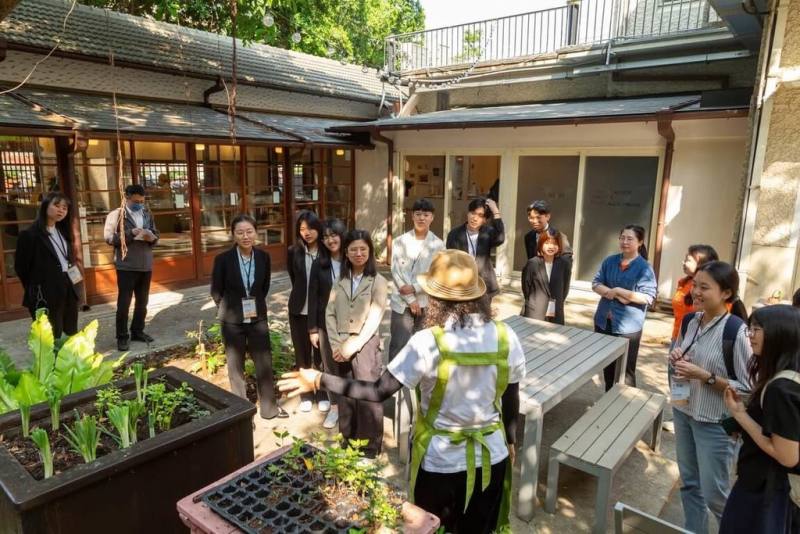 中山醫學大學、國立台灣師範大學與銘傳大學學生組跨校團隊Espresso參訪「不老夢想125號」，了解不老夢想、銀髮就業與青銀共創發展理念。（中山醫大提供）