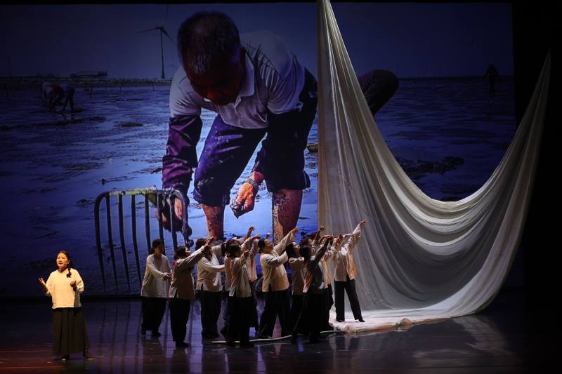 「人劇團」與當地居民以在地海岸生活記憶共創《芳苑‧我們的故鄉》