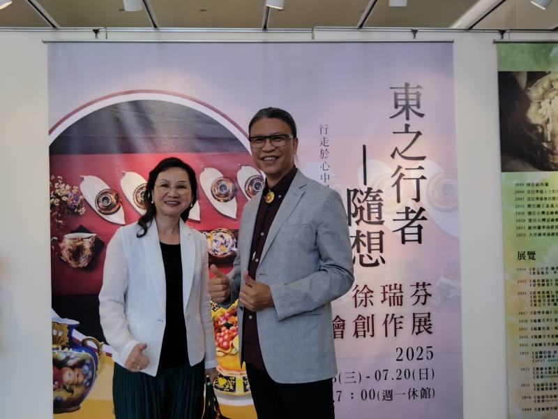 藝術家徐瑞芬(左)與工藝中心陳殿禮主任(右)在東之行者隨想徐瑞芬瓷繪創作展場合影
