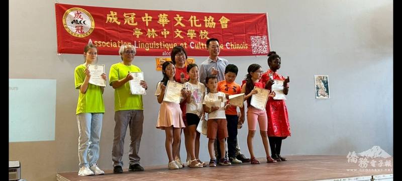 駐法國代表處僑務組秘書楊政衡頒獎給學業成績優異學員