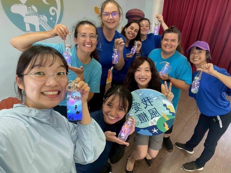 全球最大海上移動書展船「望僕號」國際志工與澎湖風櫃國小師生，23日以海洋廢棄物、生活中回收材料一起動手製作小夜燈，陪伴志工們航向下一個國家旅程。（澎湖風櫃國小提供）