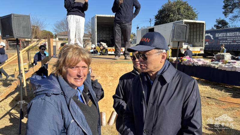 駐南非代表處大使廖文哲(右)向市議員Wendy Morgan(左)說明臺灣長期以來對國際社會的付出