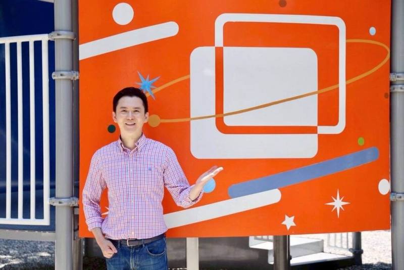 竹北市公所編列約新台幣300萬元，翻新位於光明十街的「星際堡壘」公園，市長鄭朝方（圖）表示，此為星際系列第6座場域，也是首次開放孩童在遊具塗繪。（竹北市公所提供）