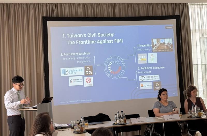 台灣科技、民主與社會研究中心（DSET）黃凱紳在柏林資訊戰防制會議簡報，介紹台灣公民社會如何從媒體識讀教育、即時查核到事後分析等層面，構築多層次的資訊防衛網。