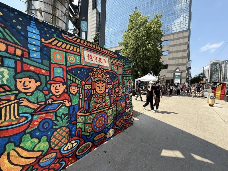 多倫多「大玩音樂祭」為期3天的音樂盛會現場，同步推出「驕傲市集」（Pride Market），結合台灣藝術、手工藝和各式美食攤位，讓不少人有回到台灣夜市的感受。