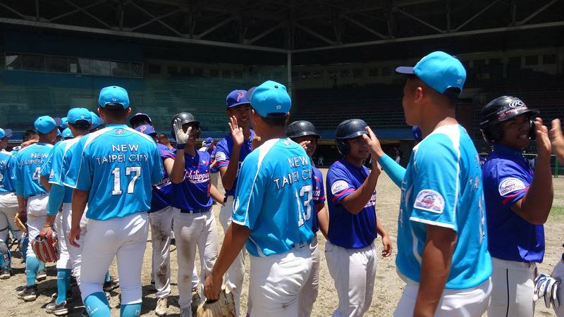 2025年小馬聯盟帕馬級亞太區青棒錦標賽24日在馬尼拉進行第2天賽事，台灣隊以12比0輕取菲律賓丹轆市隊，賽後雙方選手握手。