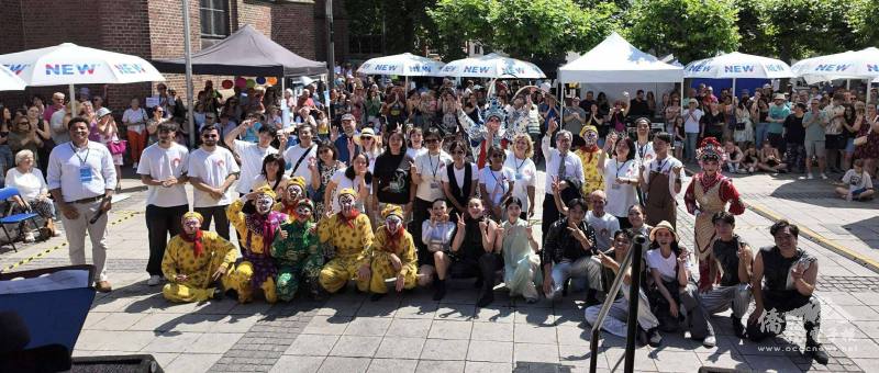 雷文布羅伊奇市長Klaus Krützen、駐德國代表處大使謝志偉、駐法蘭克福辦事處處長羅美舜、凌華教育基金會董事長倪寒芬、文化結協會會長陳黎黎及市議員和劇藝無限成員們合影