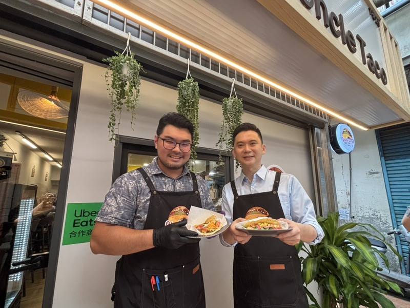 新竹縣竹北市場有55年歷史，市長鄭朝方（右）說，日前翻新傳統市場，並成功吸引青創團隊進駐，讓市場更活化。