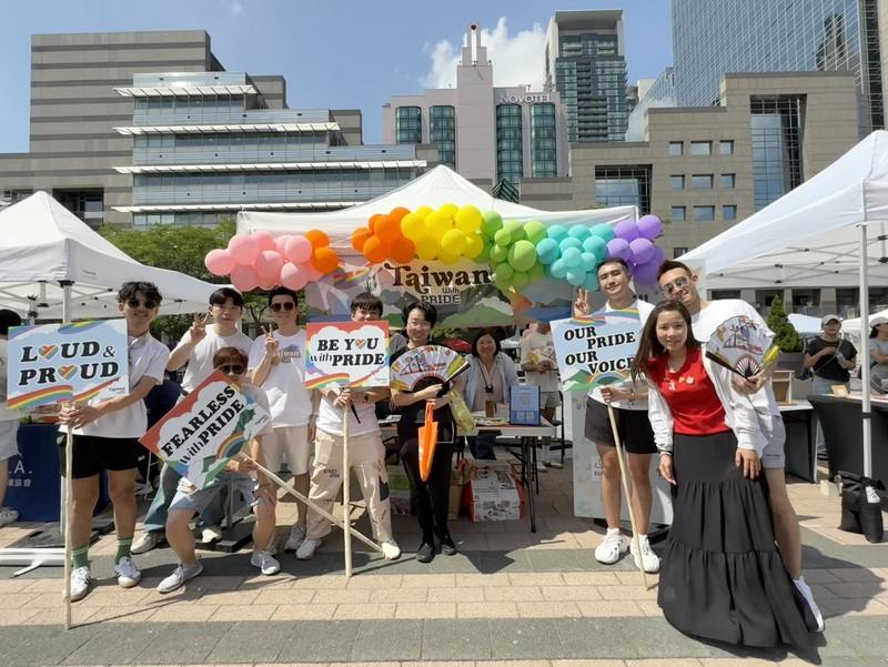 加拿大「寬容自信台灣協會」2025年將第3度組隊參加多倫多同志大遊行。志工們在昨天的「愛之日常音樂會」活動設攤，宣傳和召募更多參與者。