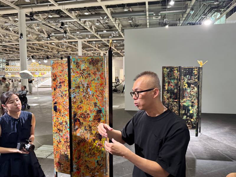 巴塞爾藝博會16日至22日展覽期間，藝術家蘇孟鴻（右）在現場與民眾接觸，進行藝術鑑賞交流。