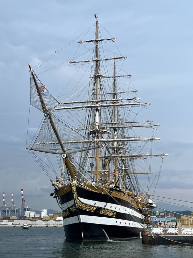 歷史超過90年的義大利現役最古老軍艦「韋斯普奇號」（ Amerigo Vespucci）完成近2年世界巡迴，日前回到北義海港家鄉拉斯佩齊亞（La Spezia）。
