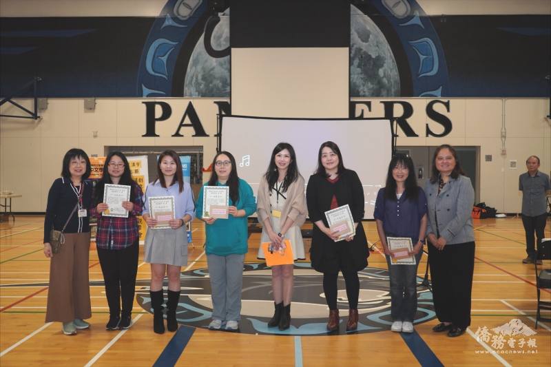 駐溫哥華辦事處秘書林美玲頒發「華語文生成式AI應用典範教師」證書