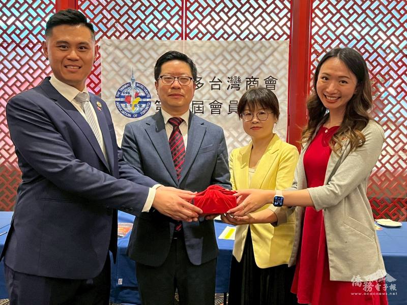 青創會新舊會長邱士誠(左1)與鄺芷茵(右1)交接，由藍柏青(左2)、周之蓉(右2)監交