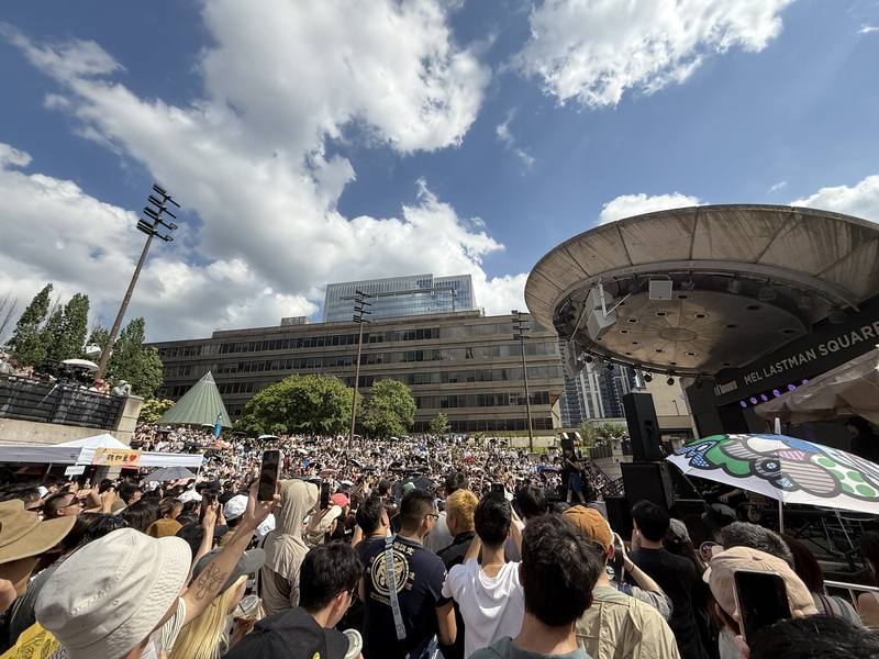 「愛之日常音樂節」昨天重返多倫多。儘管天氣酷熱，仍有上萬名觀眾到場，聆聽從台灣專程前來的一線音樂人免費表演眾多流行金曲。