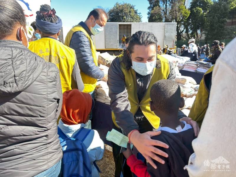 志工們發放愛心物資，為弱勢社群提供溫暖