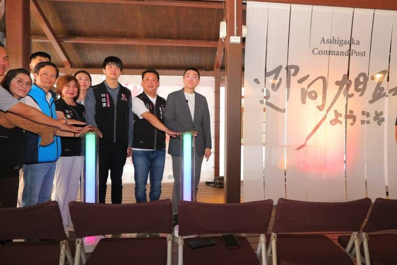 基隆市歷史建築「旭丘指揮所」變身為文化場域，23日由市長謝國樑（右）點亮「旭光之心」燈光裝置，宣告開放迎賓，並推出「童趣無限」與「藝職共鳴」兩大展覽，展現在地文化的多元能量。（基隆市政府提供）