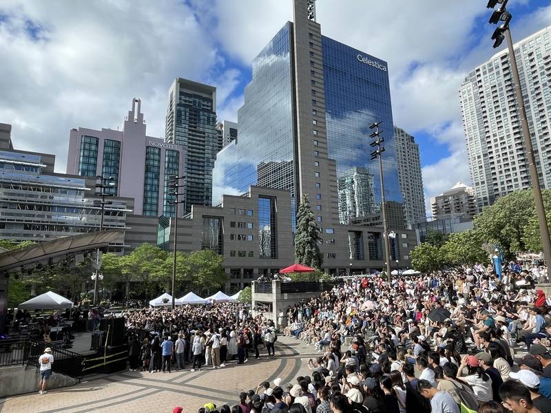 「愛之日常音樂節」昨天重返多倫多。儘管天氣酷熱，仍有上萬名觀眾到場，聆聽從台灣專程前來的一線音樂人免費表演眾多流行好歌。
