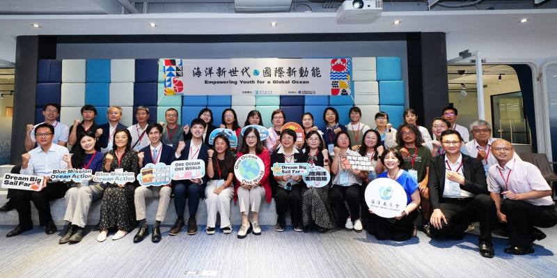 管碧玲主委與赴外海洋交流代表合影