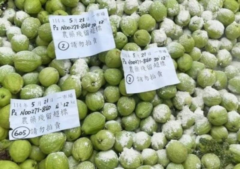 為確保民眾食用安全，台北市市場處抽驗批發市場蔬果，並公布在5月抽驗的監測結果，有58件不符合規定，主要不合格品項為木瓜、辣椒及番石榴。（市場處提供）