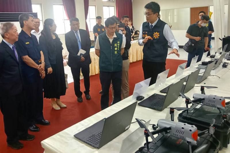 台南市警察局「數位鑑識實驗室」通過全國認證基金會ISO/IEC 17025認證，24日舉行授證典禮，現場陳列多項相關設備。（台南市警局提供）