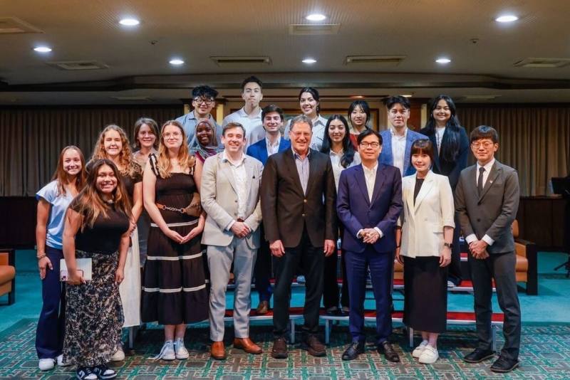 美國史丹佛大學訪團23日拜會高雄市長陳其邁（前右3），就台灣民主歷程、地緣政治及高雄產業轉型等議題展開對談。（高雄市政府行政暨國際處提供）