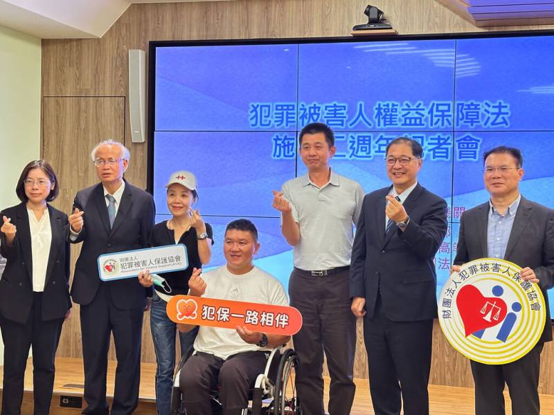 犯罪被害人權益保障法新法上路2年，犯罪被害人保護協會與台灣高等檢察署23日舉行記者會，重傷被害人陳穎生（左4）分享自身經驗，在苗栗犯保協會支持下，他6年前取得證照，成為計程車司機，也經常參與犯保各項活動，為其他重傷被害人點燃希望的火光。