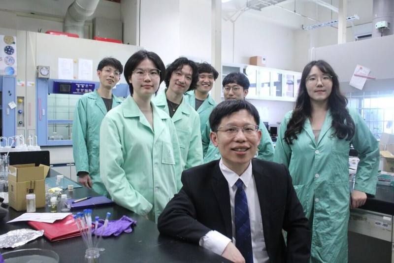 陽明交通大學應用化學系教授陳俊太（前）率領團隊與德國卡爾斯魯爾理工學院合作，成功建構出具開關功能的光控離子通道。（陽明交大提供）