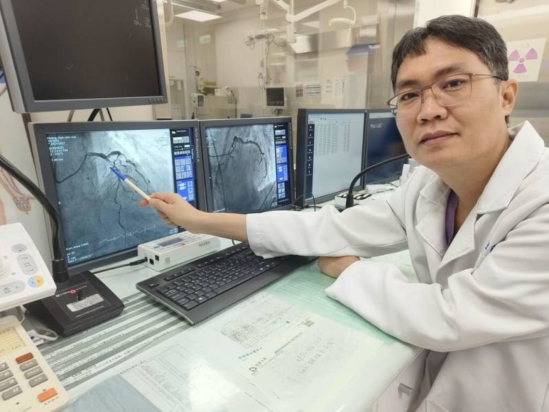 衛生福利部苗栗醫院心臟內科醫師何聖光（圖）24日表示，1名老婦日前疑心肌梗塞，由鄰近區域聯防醫院通報啟動綠色通道轉入苗醫，老婦被送抵苗醫後，僅13分鐘即完成血管打通手術，成功搶回一命，且術後復原良好。（衛福部苗栗醫院提供）