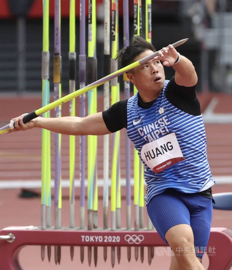 圖為台灣男子標槍好手黃士峰2021年在東京奧運出賽。（中央社檔案照片）