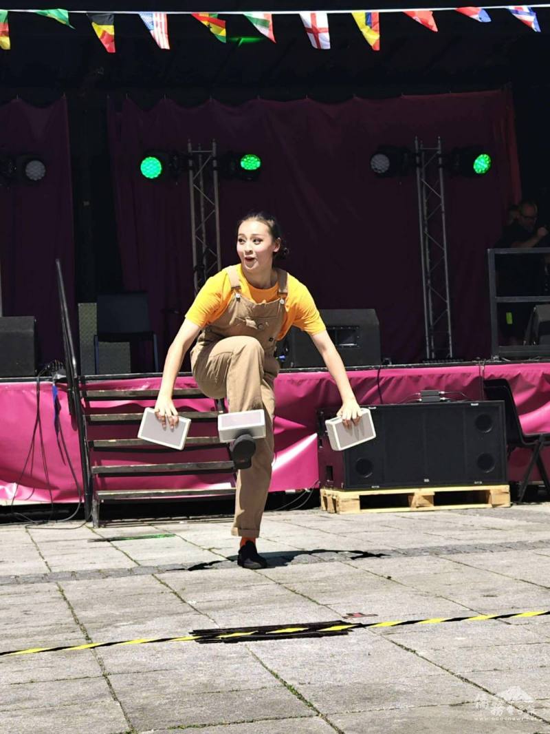 可愛逗趣的雜耍雪茄盒演出