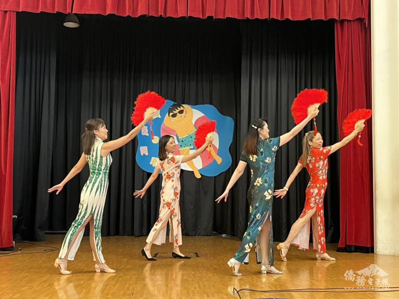 僑校學生以旗袍裝扮演出優雅古典扇子舞，結合美學與文化傳承
