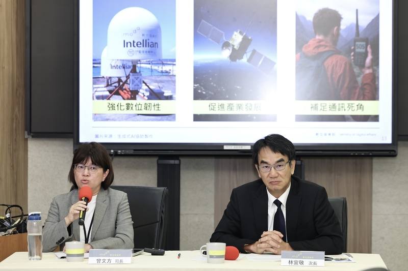 數位發展部24日上午舉辦「開放受理衛星行動通信頻率申請記者會」，數發部次長林宜敬（右）、數發部司長曾文方（左）出席。