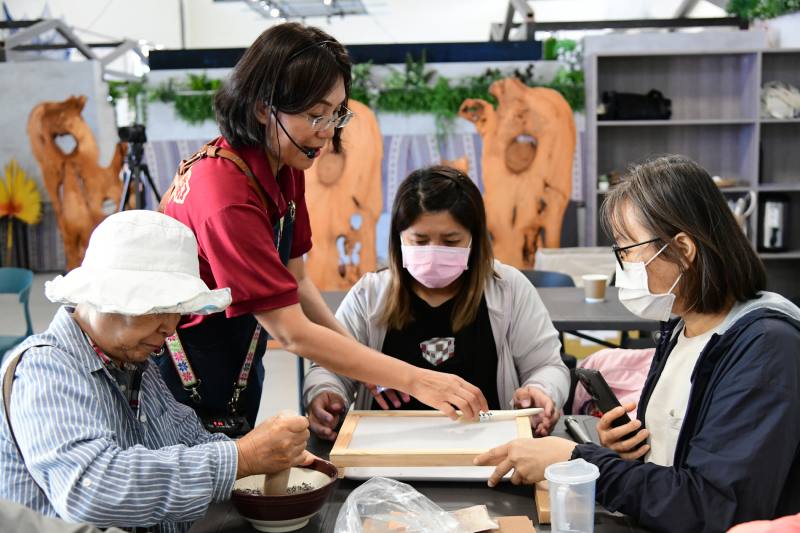 楊美玲園長帶領學員進行黃荊漫香農遊體驗示範