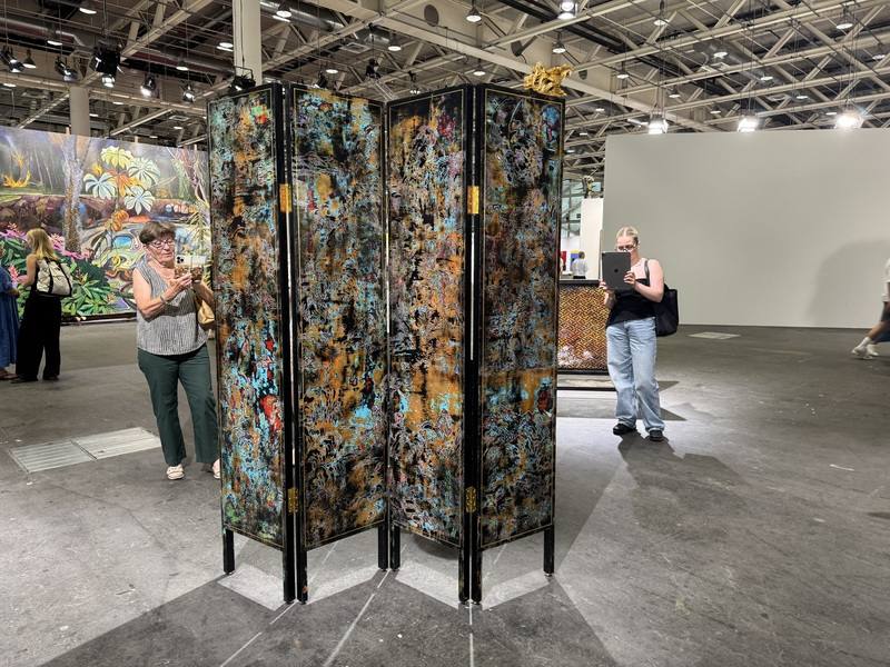 「殘山剩水鬧金屏」是台灣藝術家蘇孟鴻作品，一項屏風與燭台藝術品，風格一枝獨秀，於2025瑞士巴塞爾藝博會大型藝術項目意象無限（Unlimited）展出，參觀者無不拍照留念。