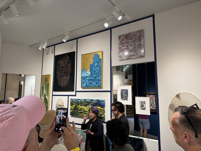 瑞士巴塞爾藝博會16日至22日展覽期間，台灣當代藝術家袁慧莉（面對觀眾者，左1）在現場與當地民眾面對面，親自解說作品意涵。