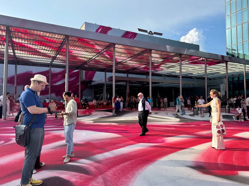 巴塞爾藝博會16日至22日展覽期間，展場門口的大型視覺作品，陽光下流動的線條充滿活力，是參觀民眾的重要打卡點。