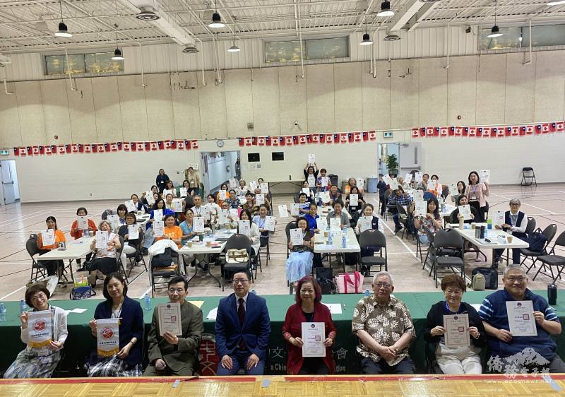 「2025年加東地區海外華文教師研習會」結業式，主辦單位光華中文學校校長侯孝先(第1排左3)、文教中心主任藍柏青(第1排右5)、僑務委員簡許邦(第1排右3)、僑務顧問王元培、巡迴教師陳嘉凌(第1排左2)及吳庭榛(第1排左1)、加東中文學校聯合會理事長施善美 (第1排右4)、加拿大國際華文教師協會會長趙美然等與學員合影