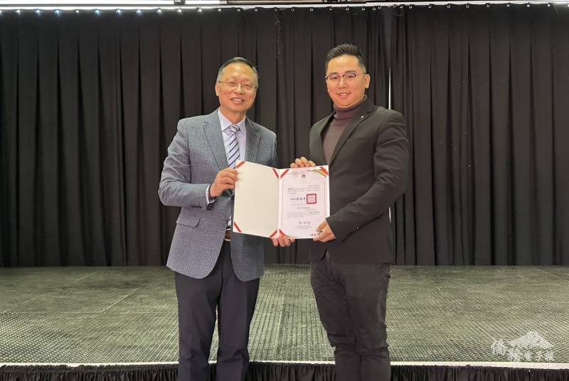 廖文哲(左)代表僑委會頒發舉辦國慶活動感謝狀予魏鼎洋(右)