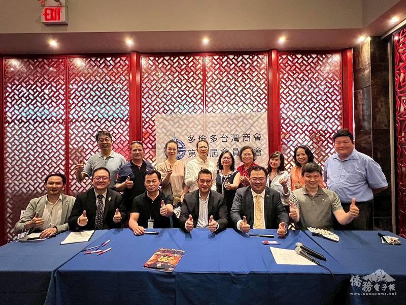 楊家潤(前排右3)與團隊理事合照