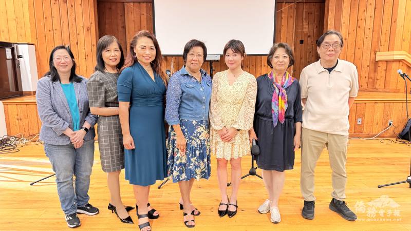 橙縣文教中心主任蕭蓓如（右三）與臺鄉會理事團隊，左起王美惠、黃俊萍、張慧玲、李彩儀、張欣珠、鍾文宏