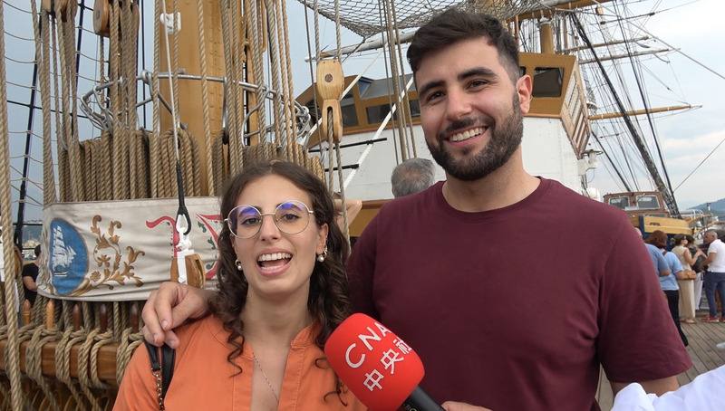 許多義大利民眾搶在巡展最後一站登艦參觀韋斯普奇號，認為這艘船是義大利的驕傲。